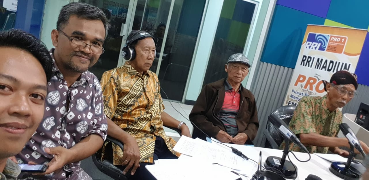 Siaran di RRI Madiun pada acara Apresiasi Budaya dan Sastra Jawa